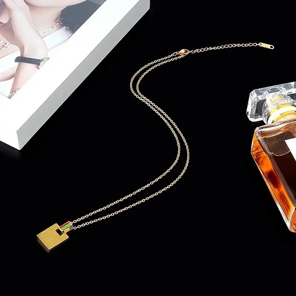 ◾️ 18k Gold Plated Luxury High Quality Square Pendant Necklace - Picture 4 of 8